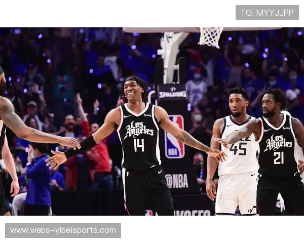 萨巴利与洛伊德末节对飙三分,比分交替上升 萨巴利与洛伊德末节对飙三分,比分交替上升